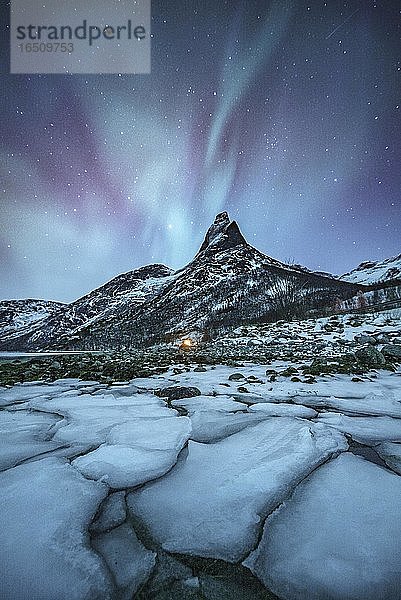 Berggipfel (Aurora borealis) Stetind  arktische Winterlandschaft  Nachtaufnahme  Sternenhimmel  Nordlichter  Polarlichter  vorne Eisschollen  Stetinden  Nordland  Norwegen  Europa