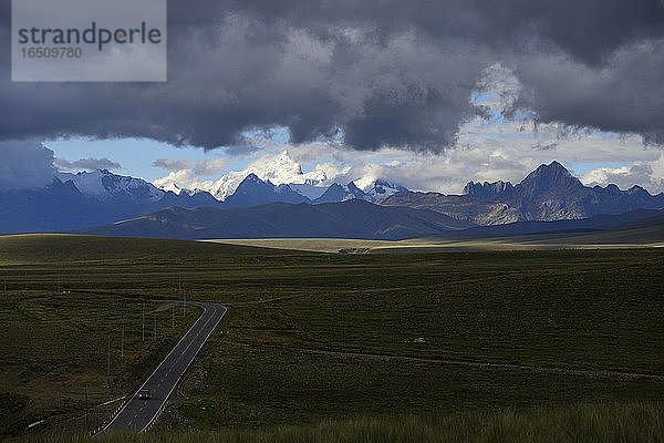 Bergkette der Cordillera Blanca unter dunklen Wolken  Ruta 110  bei Chavín de Huántar  Region Ancash  Peru  Südamerika