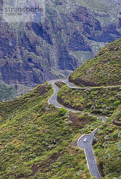 Serpentinen Straße im Teno Gebirge beim Bergdorf Masca  Masca Schlucht  Teno Gebirge  Teneriffa  Kanarische Inseln  Spanien  Europa