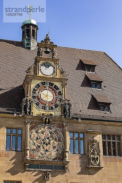 Kunstuhr am historischen Rathaus  Astronomische Uhr  Mondphasenuhr  Tierkreisuhr  Heilbronn  Baden-Württemberg  Deutschland  Europa