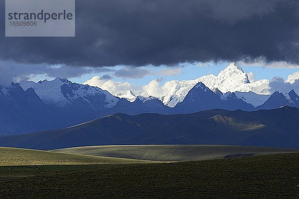 Bergkette der Cordillera Blanca unter dunklen Wolken  Ruta 110  bei Chavín de Huántar  Region Ancash  Peru  Südamerika