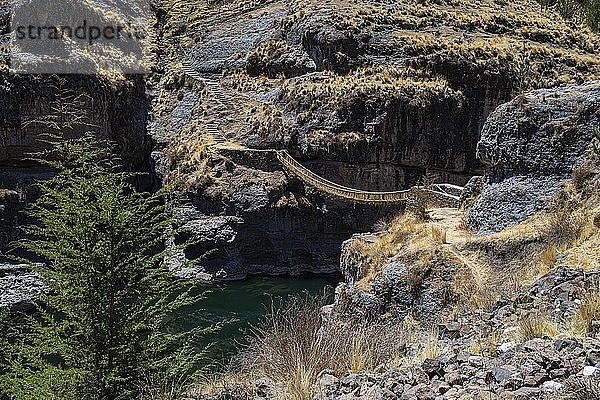 Hängebrücke Qu'eswachaka  Seilbrücke aus geflochtenem Ichu-Gras (Stipa ichu)  über den Apurimac  letzte funktionierende Inka-Hängebrücke  nationales Kulturerbe Perus  Südperu  Peru  Südamerika
