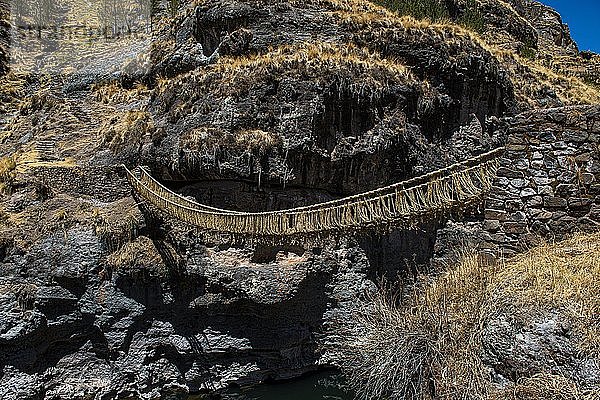 Hängebrücke Qu'eswachaka  Seilbrücke aus geflochtenem Ichu-Gras (Stipa ichu)  über den Apurimac  letzte funktionierende Inka-Hängebrücke  nationales Kulturerbe Perus  Südperu  Peru  Südamerika
