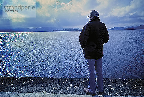 Älterer Mann am Hafen  Mountshannon  Grafschaft Clare  Republik Irland. Eire.