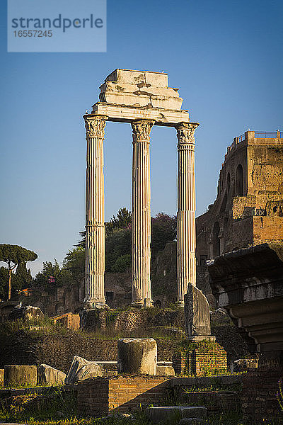 Rom  Italien. Das Forum Romanum. Die drei Säulen sind die Überreste des Tempels von Castor und Pollux (Tempio di Castore e Polluce). Das historische Zentrum von Rom gehört zum UNESCO-Weltkulturerbe.