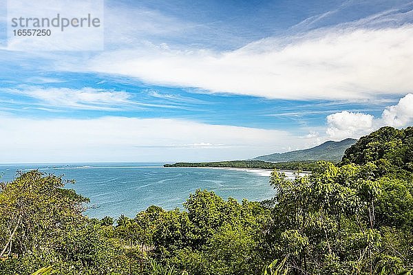 Strand von Uvita und der Walschwanz  Nationalpark Marino Ballena  Provinz Puntarenas  Pazifikküste Costa Ricas