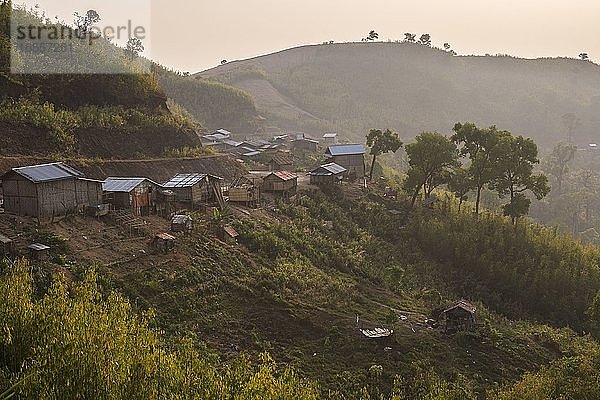 Sonnenuntergang in den Bergen bei Mrauk U im Bundesstaat Rakhine  Myanmar (Burma)