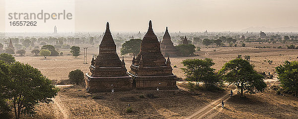 Touristen erkunden die Tempel von Bagan (Pagan) bei Sonnenaufgang  Myanmar (Burma)