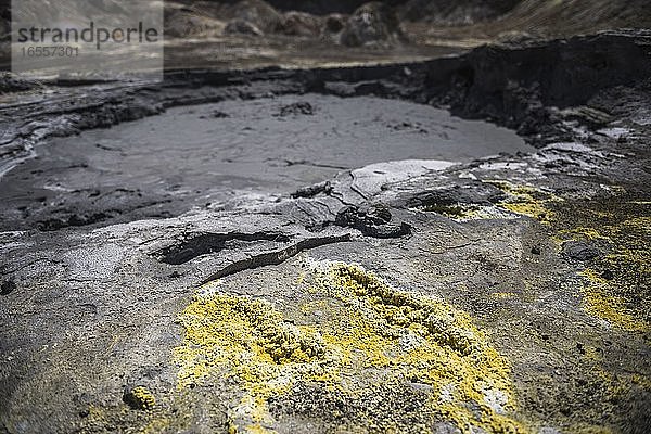 Gelber Schwefel am White Island Volcano  einem aktiven Vulkan in der Bay of Plenty  Nordinsel  Neuseeland