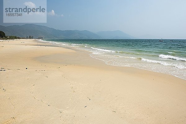 Weißer  sandiger Tizit-Strand  Halbinsel Dawei  Region Tanintharyi  Myanmar (Birma)