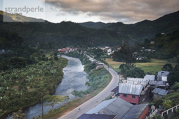 Stadt Ranomafana und Namorona-Fluss bei Sonnenaufgang  Zentrales Hochland von Madagaskar