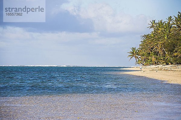 Spaziergang an einem Strand auf der Insel Rarotonga  Cookinseln