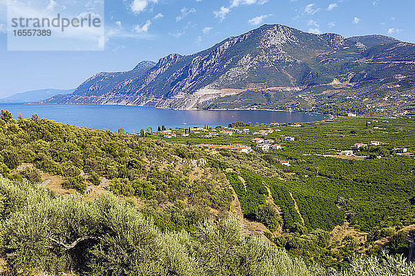 bei Palaia Epidavros oder Palaia Epidaurus oder Palea Epidavros oder Palea Epidaurus  Peloponnes  Griechenland. Landschaft am Rande des Ägäischen Meeres.