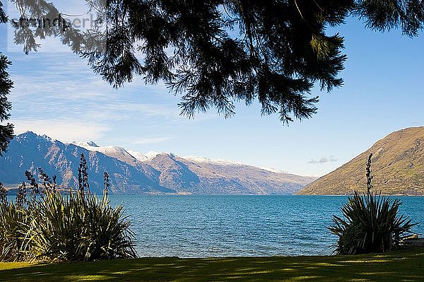 Queenstown Bay und Lake Wakatipu im Herbst. Queenstown ist als eines der meistbesuchten Reiseziele auf der Südinsel Neuseelands bekannt  da es eine Fülle von Abenteueraktivitäten bietet  von denen sich viele um den Wakatipu-See drehen.
