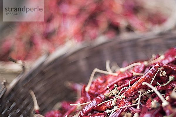 Rote Chilischoten auf dem Morgenmarkt in Hpa An  Bundesstaat Kayin (Karen-Staat)  Myanmar (Birma)