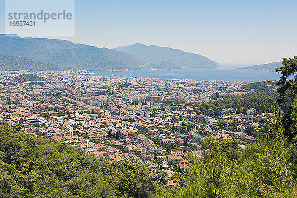 Marmaris  Provinz Mugla  Türkei. Blick von oben auf den Hafen und das Ägäische Meer.