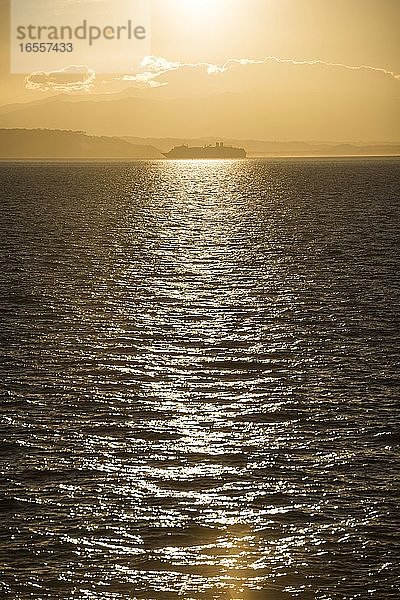 Auto- und Passagierfähre über den Golf von Nicoya bei Sonnenaufgang nach Punta Arenas  Costa Rica  Mittelamerika