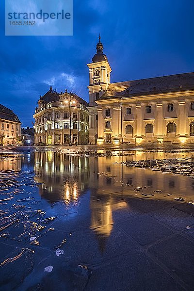 Piata Mare (Großer Platz) bei Nacht  mit dem Rathaus von Sibiu auf der linken Seite und der barocken Jesuitenkirche von Sibiu auf der rechten Seite  Siebenbürgen  Rumänien