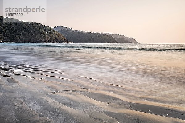 Paradiesstrand bei Sonnenuntergang (Sar Sar Aw Beach)  Halbinsel Dawei  Region Tanintharyi  Myanmar (Birma)