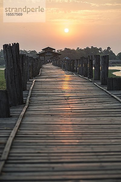 U Bein Teakholzbrücke bei Sonnenaufgang  eine 1 2 km lange Holzbrücke in Mandalay  Region Mandalay  Myanmar (Birma)