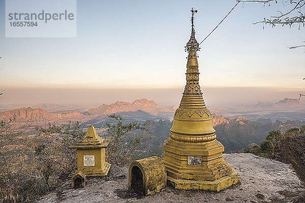 Goldstupa bei Sonnenuntergang auf dem Berg Zwegabin  Hpa An  Bundesstaat Kayin (Karen-Staat)  Myanmar (Birma)