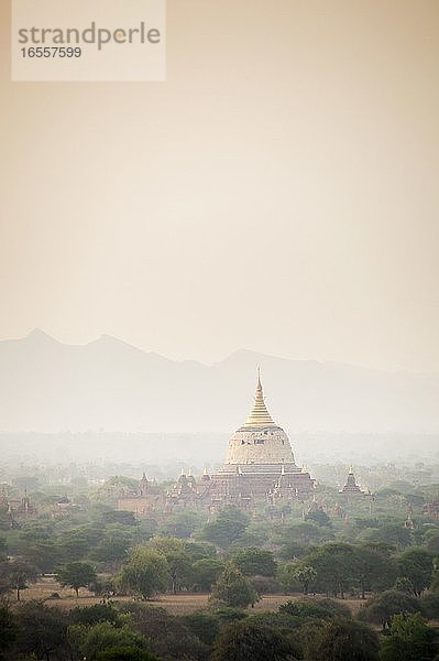 Dhammayazika-Pagode bei Sonnenaufgang  Tempel von Bagan (Pagan)  Myanmar (Birma)