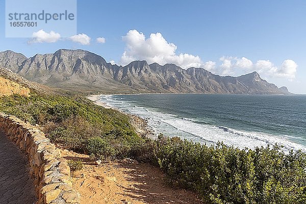 Kogel Bay  Westkap  Südafrika. Dez 2019. Kogels Bay am Clarens Drive  einer landschaftlich reizvollen Strecke an der R44 zwischen Gordon's Bay und Rooi Els. Die Berge der Hottentotten.