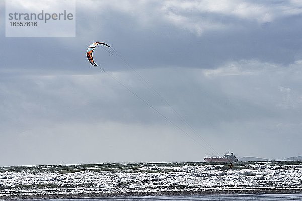 Kitesurfer am Broadhaven Beach  Pembrokeshire Coast National Park  Wales  Vereinigtes Königreich