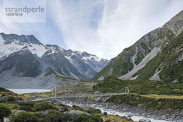 Hooker Valley Track über Fluss und Brücke Aoraki/Mount Cook National Park  Südinsel  Neuseeland