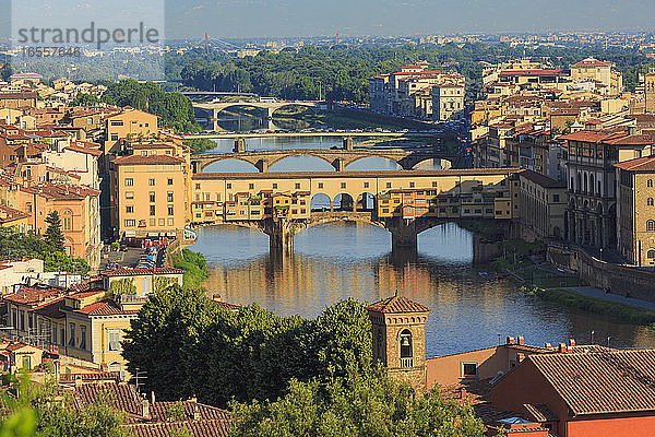 Blick von oben entlang des Arno auf die Ponte Vecchio  die alte Brücke. Florenz  Toskana  Italien. Das historische Zentrum von Florenz gehört zum UNESCO-Weltkulturerbe.