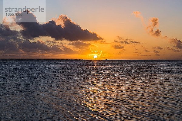 Tropischer Sonnenuntergang Hintergrund mit Kopie Raum zeigt dramatische Wolken am Himmel über einem Horizont des Pazifischen Ozeans  Rarotonga  Cook-Inseln