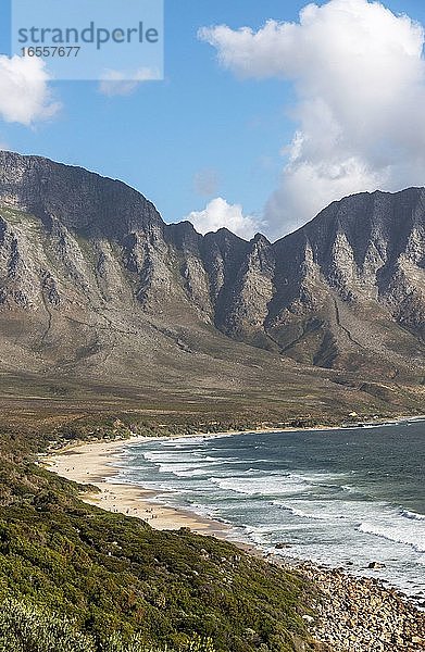 Kogel Bay  Westkap  Südafrika. Dez 2019. Kogels Bay am Clarens Drive  einer landschaftlich reizvollen Strecke an der R44 zwischen Gordon's Bay und Rooi Els. Die Berge der Hottentotten.