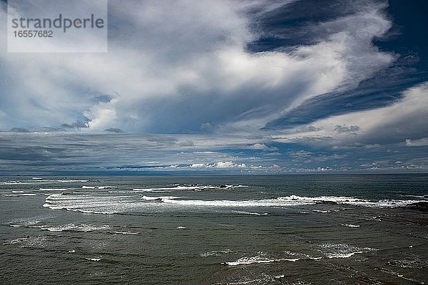 Dramatische Küstenlandschaft mit Wolken und Meer bei Dominical  in der Nähe von Uvita  Provinz Puntarenas  Pazifikküste von Costa Rica
