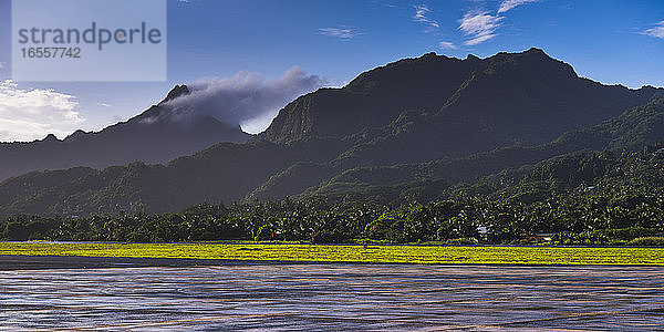 Flughafen und Landebahn auf der tropischen Insel Rarotonga bei Sonnenaufgang  Cookinseln