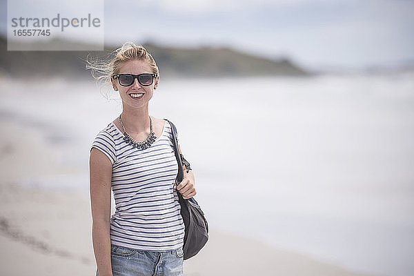 Tourist am Rarawa Beach  einem beliebten und schönen weißen Sandstrand in der Region Northland  Nordinsel  Neuseeland