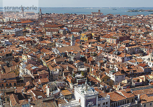 Venedig  Provinz Venedig  Region Venetien  Italien. Dächer von Venedig mit dem Torre dell'Orologlio oder Uhrenturm im Vordergrund.