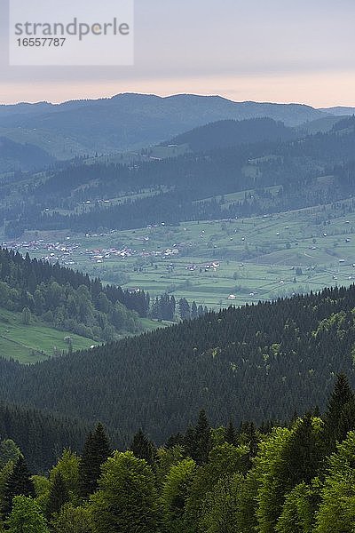 Ländliche rumänische Landschaft bei Sonnenaufgang in der Region Bukowina (Bucovina)  Paltinu  Rumänien