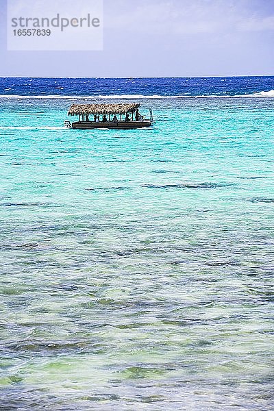 Touristische Bootsfahrt im Sommerurlaub auf der tropischen Insel Rarotonga im perfekten kristallklaren blauen Wasser der Muri Lagune  Pazifischer Ozean