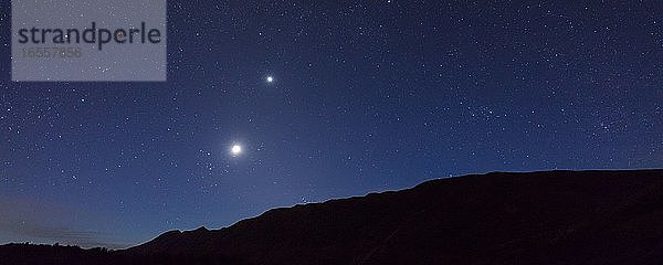 1. MAI 2020  OJAI  CA - Jupiter und Venus gehen über dem Los Padres National Forest  Ojai  Kalifornien in der Nähe des Rose Valley am Highway 33 unter