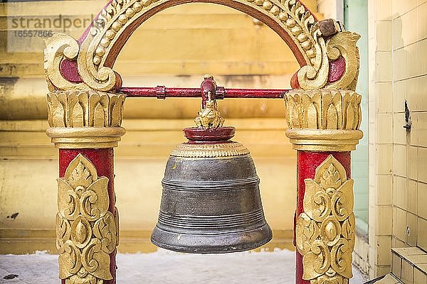 Buddhistische Gebetsglocke in der Sule Paya (Sule-Pagode)  Yangon (Rangun)  Myanmar (Birma)