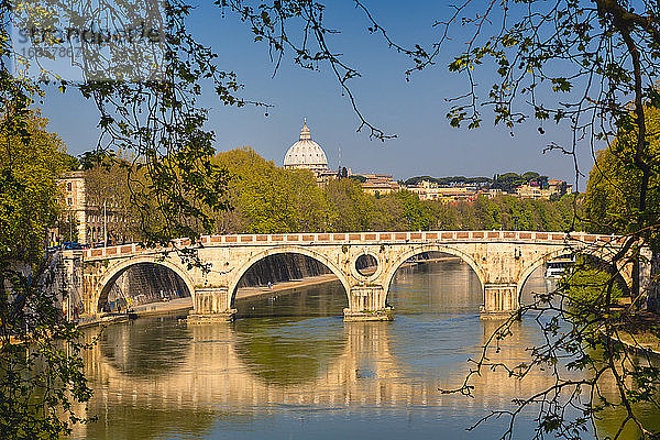 Rom  Italien. Sisto-Brücke (Ponte Sisto) über den Tiber. Die Kuppel des Petersdoms im Hintergrund.