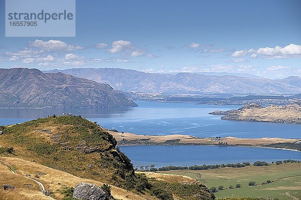 Glendhu Bay   Lake Wanaka und die umliegenden Hügel um Wanaka  Otago  Südinsel  Neuseeland