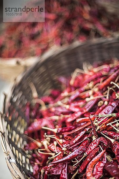 Rote Chilischoten auf dem Morgenmarkt in Hpa An  Bundesstaat Kayin (Karen-Staat)  Myanmar (Birma)