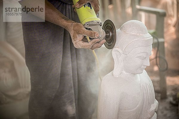 Fertigstellung der Schnitzerei eines Buddha-Bildes  Mandalay  Region Mandalay  Myanmar (Birma)