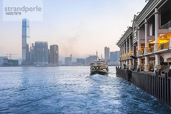 Star Ferry verlässt Hongkong Island in Richtung Kowloon bei Nacht  Hongkong  China