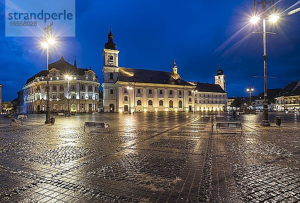 Rathaus von Sibiu und barocke Jesuitenkirche auf dem Piata Mare (Großer Platz) bei Nacht  Siebenbürgen  Rumänien