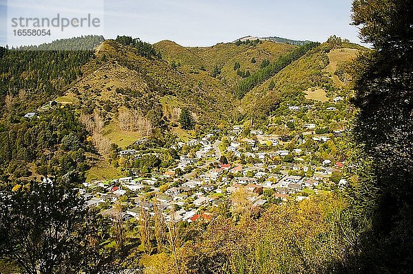 Häuser auf einem Hügel in Nelson  Südinsel  Neuseeland. Diese neuseeländische Landschaft wurde von der Spitze des Hügels im Zentrum von Nelson aufgenommen. Nelson  das Zentrum Neuseelands   ist eine sehr malerische Stadt an der Spitze der Südinsel Neuseelands. Die Lage an der Küste in Verbindung mit den umliegenden Hügeln und Bergen führt zu einer großen Vielfalt an schönen Landschaften und Szenerien.