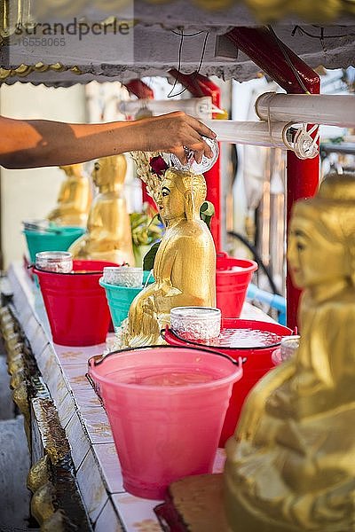 Goldener Felsen (Kyaiktiyo-Pagode)  ein buddhistischer Tempel und eine Pilgerstätte im Mon-Staat  Myanmar (Birma)