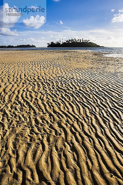 Muri Beach und die tropische Insel Motu Taakoka in der Morgendämmerung mit schönen Paterns im Sand  Rarotonga  Cook Inseln  Hintergrund mit Kopierraum