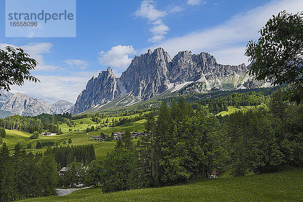 Die Dolomiten. Der Berg Pomagagnon von der Nähe von Cortina d'Ampezzo  Provinz Belluno  Italien  aus gesehen. Die Dolomiten sind ein UNESCO-Welterbe